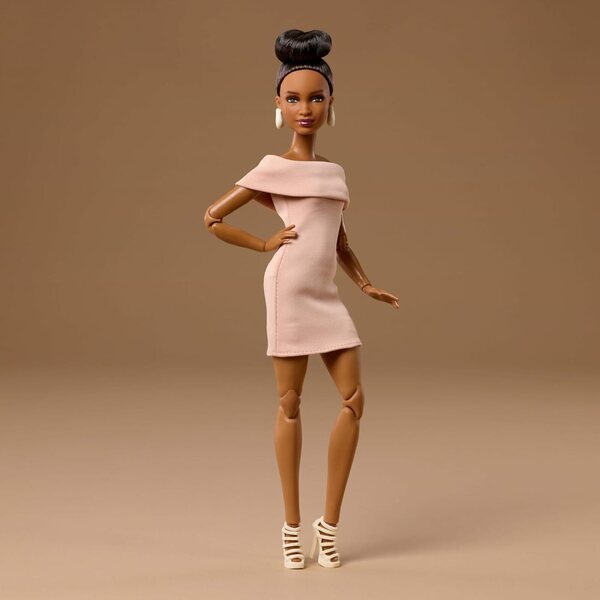 Barbie Basics Modèle 08 avec cheveux bruns et robe beige élégante, articulée et universelle