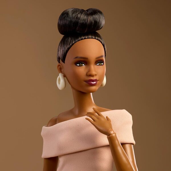 Barbie Basics Modèle 08 avec cheveux bruns et robe beige élégante, articulée et universelle