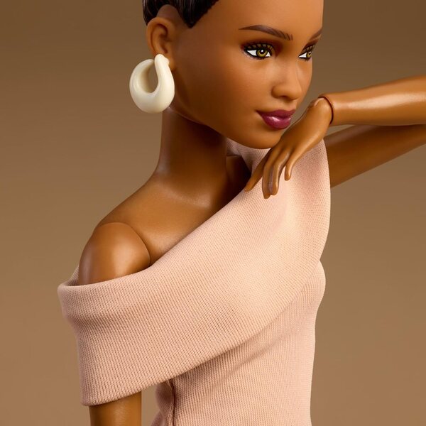 Barbie Basics Modèle 08 avec cheveux bruns et robe beige élégante, articulée et universelle