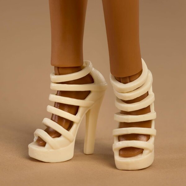 Barbie Basics Modèle 08 avec cheveux bruns et robe beige élégante, articulée et universelle