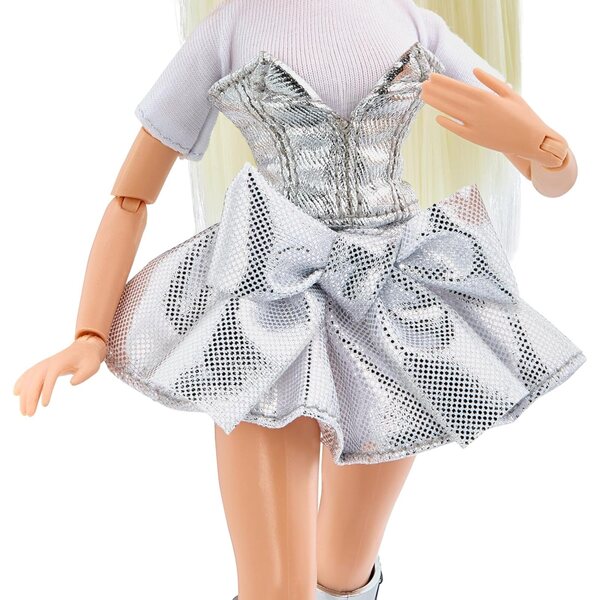 Bratz Charmz Cloe : poupée mannequin avec bracelet à breloques et accessoires personnalisables