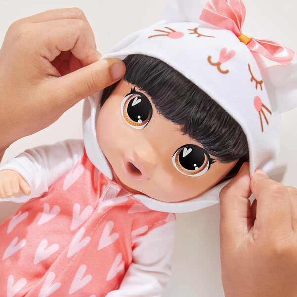 Baby Alive Super BFF Katie Kat Doll 28 cm mat Superheld Kleeder an Accessoiren