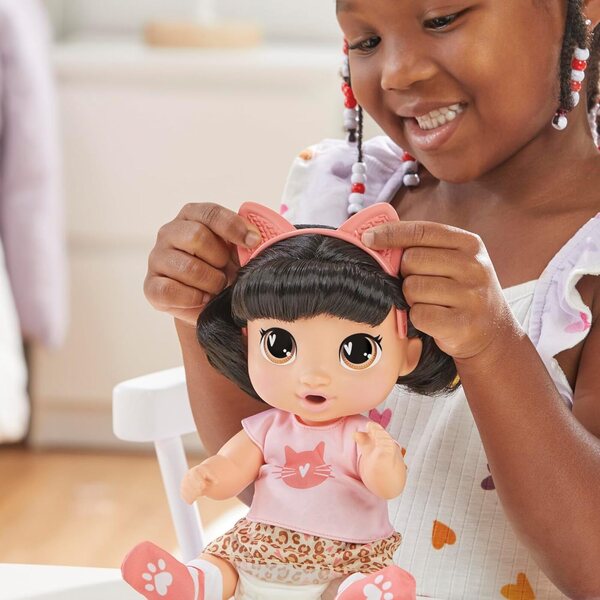 Baby Alive Super BFF Katie Kat Doll 28 cm mat Superheld Kleeder an Accessoiren