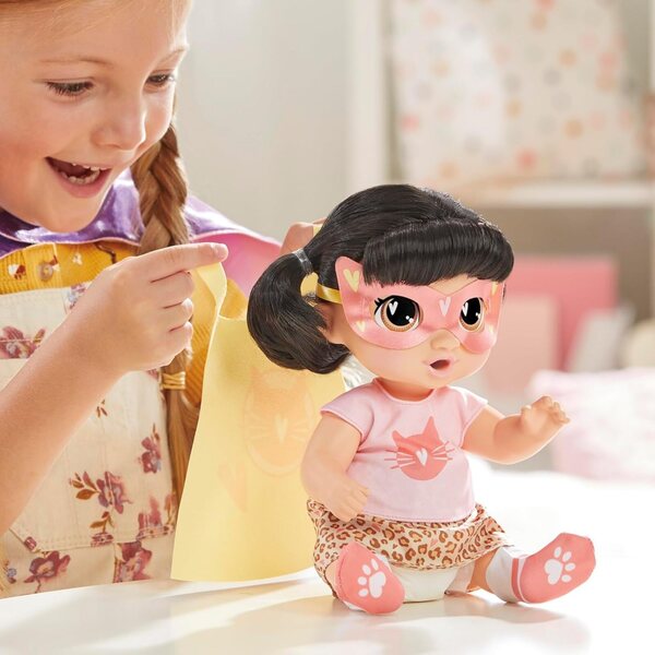 Baby Alive Super BFF Katie Kat Doll 28 cm mat Superheld Kleeder an Accessoiren