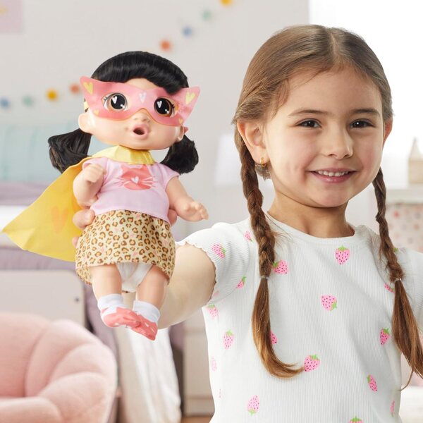 Baby Alive Super BFF Katie Kat Doll 28 cm mat Superheld Kleeder an Accessoiren