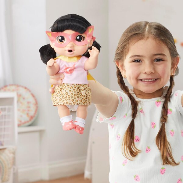 Baby Alive Super BFF Katie Kat Doll 28 cm mat Superheld Kleeder an Accessoiren