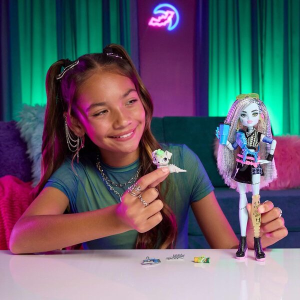 Monster High Frankie Stein mit Watzie und 7 Zubehörteilen, elektrische und gruselige Puppe