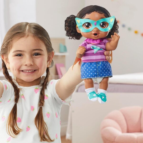 Baby Alive Super BFF Tilly Tinker Doll 28 cm mat Superheld Kleeder an Accessoiren