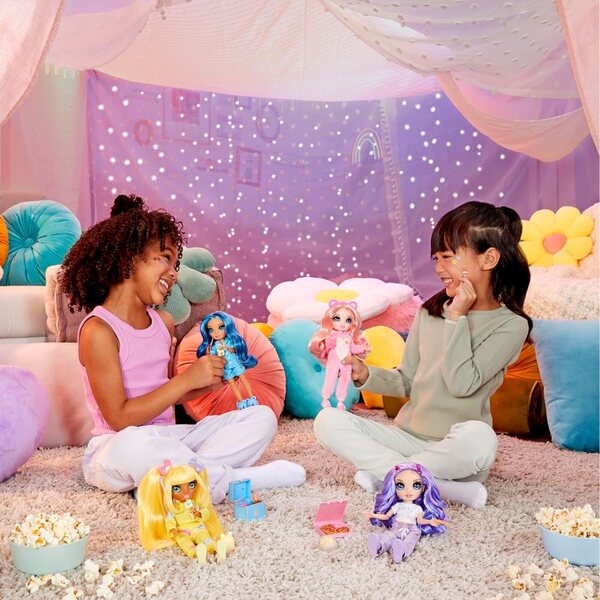 Rainbow High Jr. Skyler 9-Zoll-Puppe mit Pyjama, Nagelzubehör und blauen Schuhen