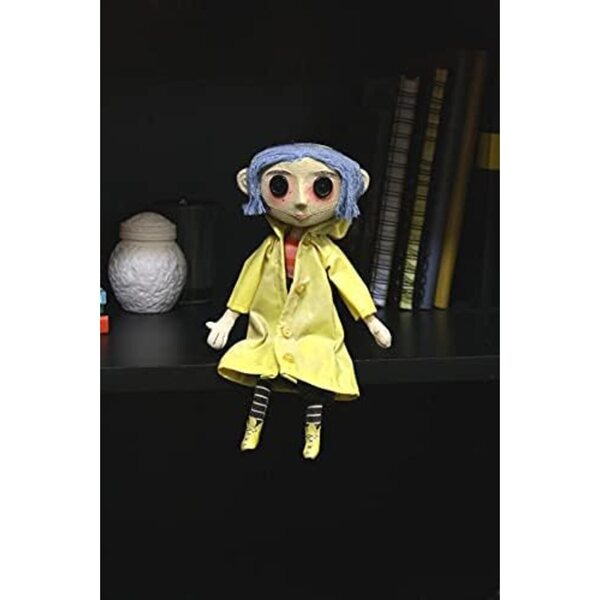 NECA Coraline 25 cm replica pop met gele jas en knoopogen