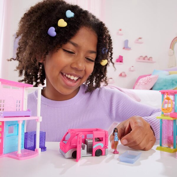 Barbie Mini BarbieLand DreamCamper con Piscina Cambia Colore e Mini Bambola 1,5 pollici