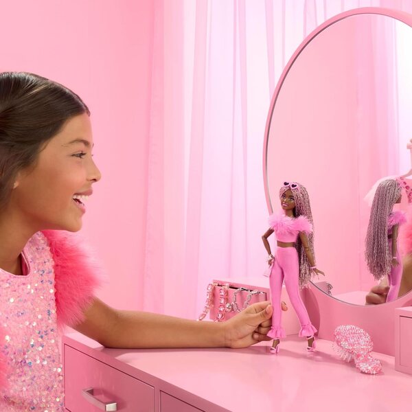 Barbie Deluxe Style Pop #4 in roze Barbiecore-outfit met trendy accessoires