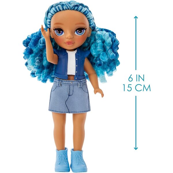 Rainbow High Littles Sapphire Bradshaw – Kleine blaue bewegliche Puppe, 14 cm, mit Handtasche und magischem Yeti