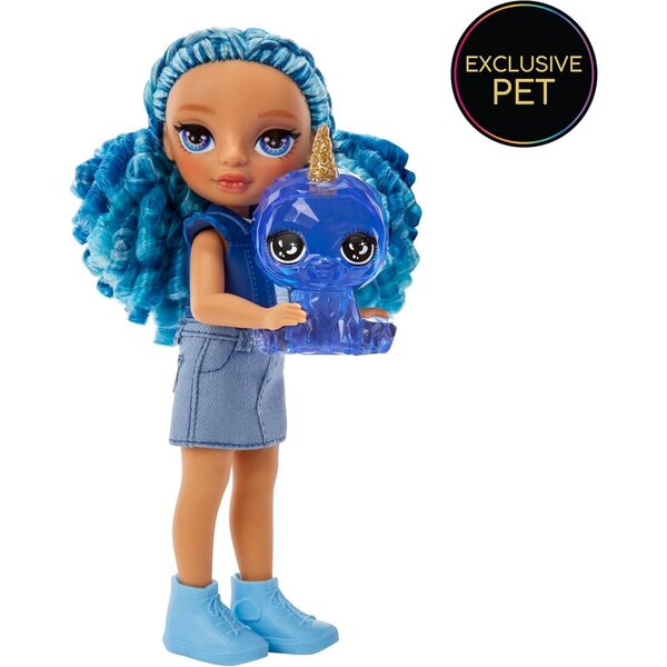 Rainbow High Littles Sapphire Bradshaw – Kleine blaue bewegliche Puppe, 14 cm, mit Handtasche und magischem Yeti