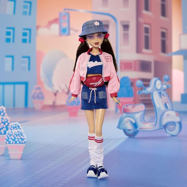 Barbie My Scene Nolee mit sportlichem Y2K-Outfit, Accessoires und Präsentationsständer