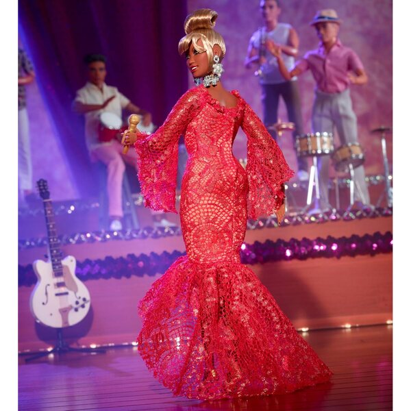 Barbie Celia Cruz Queen of Salsa im roten Kleid mit goldenem Mikrofon und Zertifikat