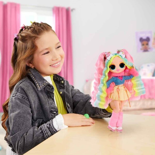L.O.L. Surprise OMG Bubblegum DJ Fashion Doll Farbwechsel, Haare und Kleidung