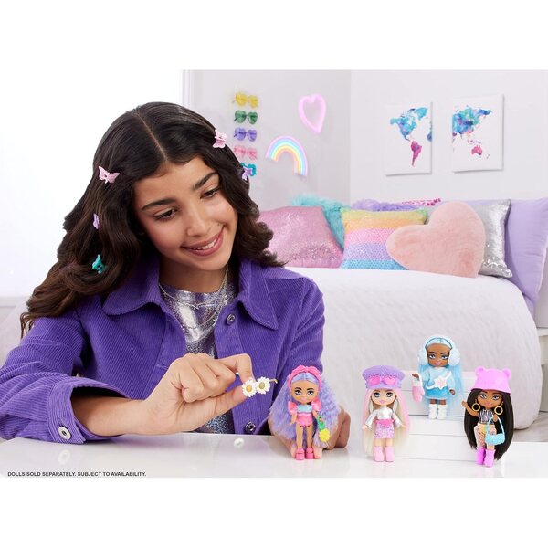Barbie Extra Mini Minis 8 cm große Reisepuppe mit Winterkleid und Schneezubehör