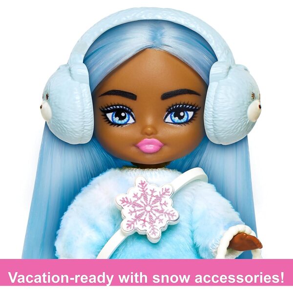 Barbie Extra Mini Minis 8 cm große Reisepuppe mit Winterkleid und Schneezubehör
