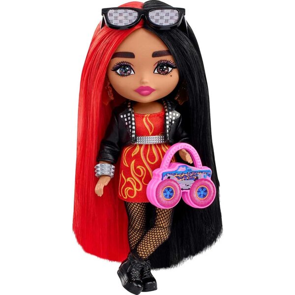 Poupée Barbie Extra Minis 14 cm aux cheveux rouges et noirs et robe avec flammes