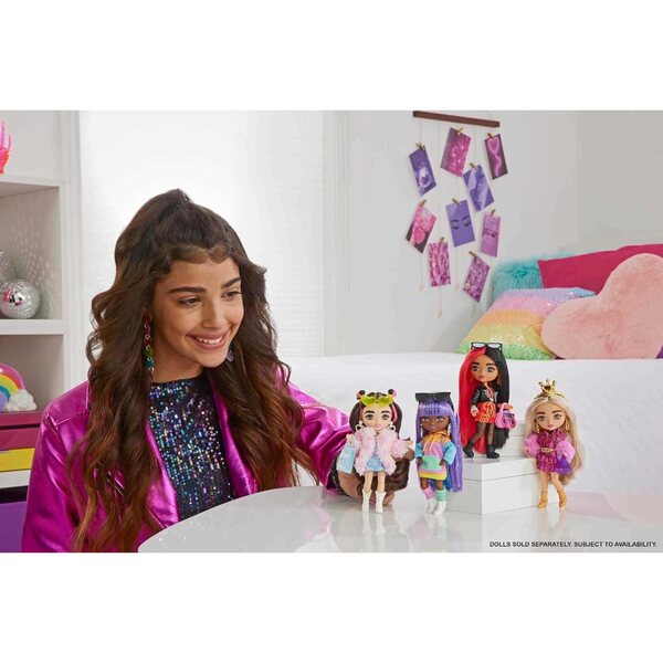 Barbie Extra Minis 14 cm große Puppe mit roten und schwarzen Haaren und Kleid mit Flammen
