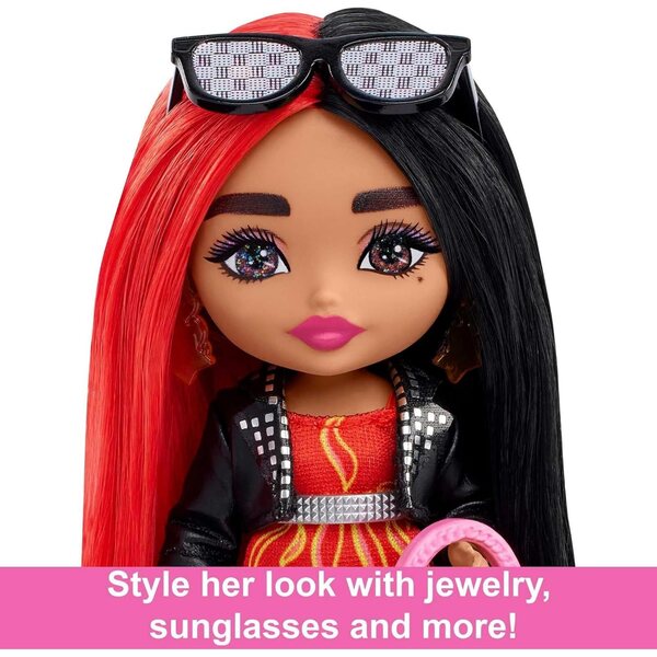 Barbie Extra Minis 14 cm große Puppe mit roten und schwarzen Haaren und Kleid mit Flammen