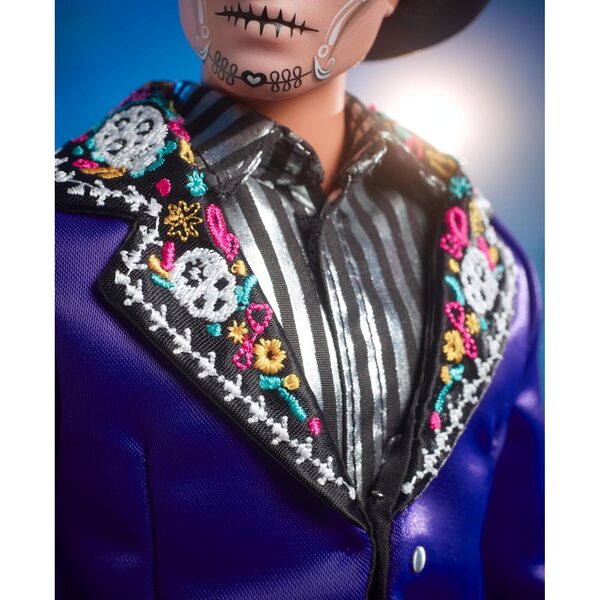 Barbie Ken Día De Muertos 2023: Sammlungspuppe mit blauer Jacke und verziertem Hut