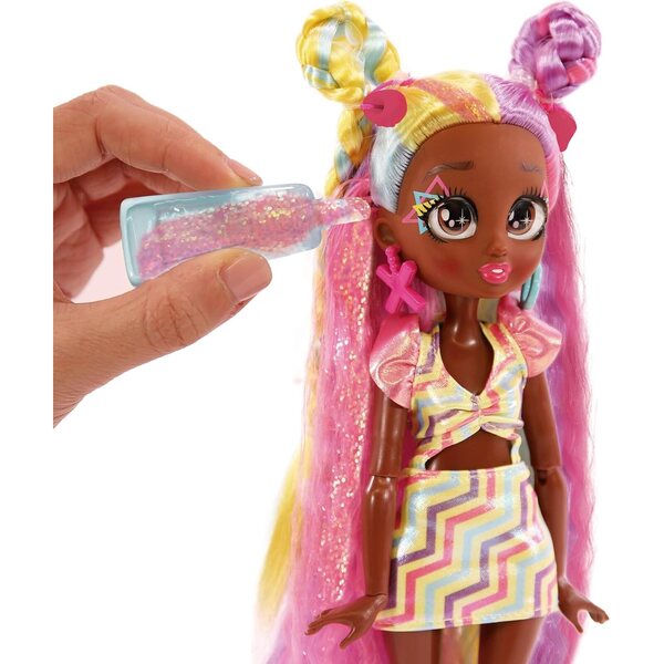 IMC Toys VIP Girls Evelyn, Modepuppe mit langen Haaren zum Stylen und 5 Accessoires