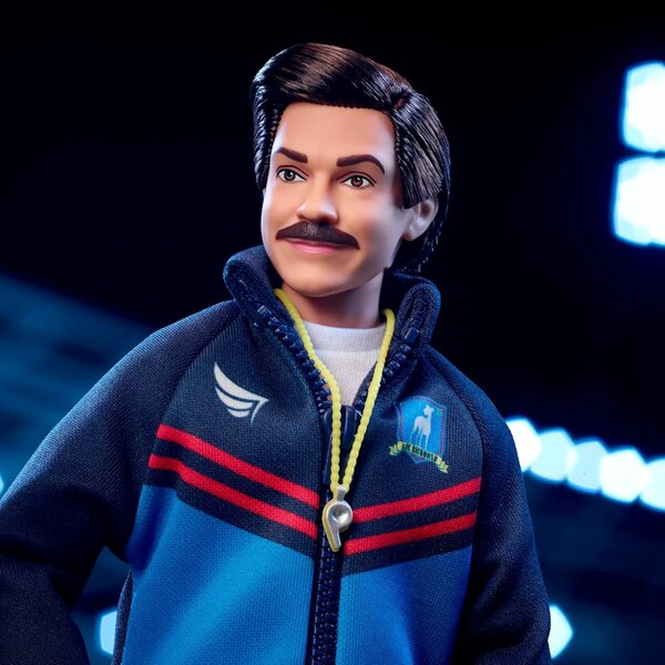 Barbie Ted Lasso im blauen Trainingsanzug mit AFC Richmond-Logo – Sammleredition
