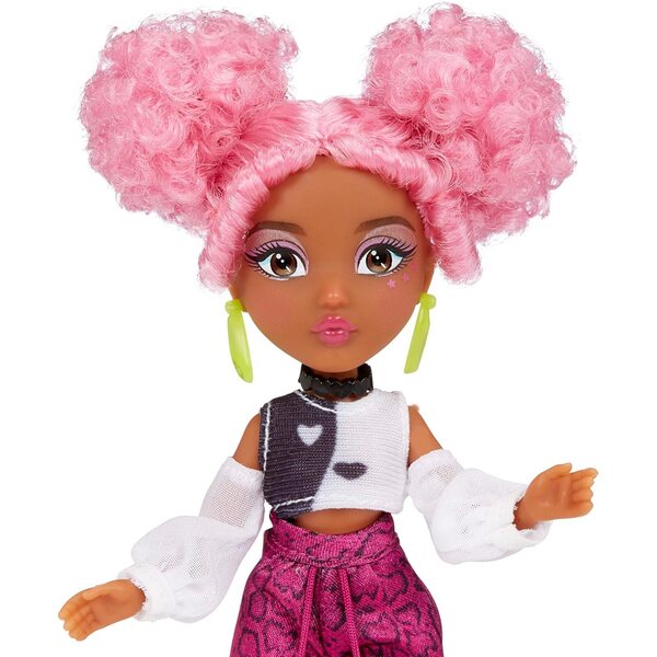 Dream Ella Mini Yasmin Athleisure Modepuppe mit rosa Haaren und Sternen-Make-up
