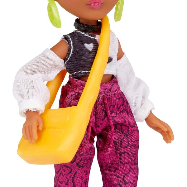 Dream Ella Mini Yasmin Athleisure Modepuppe mit rosa Haaren und Sternen-Make-up
