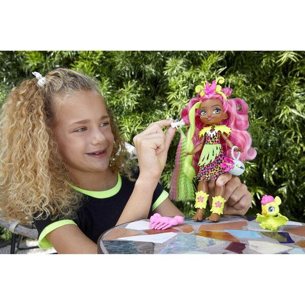 Mattel Cave Club Fernessa Prähistorische Puppe mit Dinosaurier und Zubehör, 20–25 cm