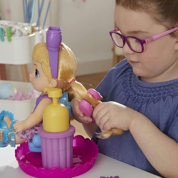 Κούκλα Styling Baby Alive Sudsy 12 ιντσών με αξεσουάρ καρέκλας και σαλονιού