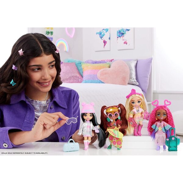 Barbie Extra Fly Minis Travel: 5,5-Zoll-Puppe im Strand-Look mit exklusiven Accessoires