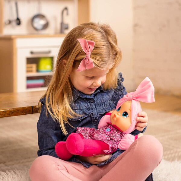 Weiche Baby Kisses-Puppe mit süßen Geräuschen und farbenfroher bedruckter Kleidung