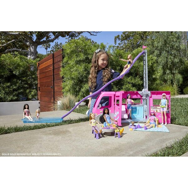 Barbie Dream Camper mit 7 Spielbereichen, Rutsche und über 60 Zubehörteilen für Outdoor-Abenteuer