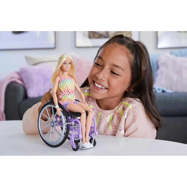Barbie Fashionistas mit Rollstuhl und Rampen, inklusive Spielzeug für Kinder