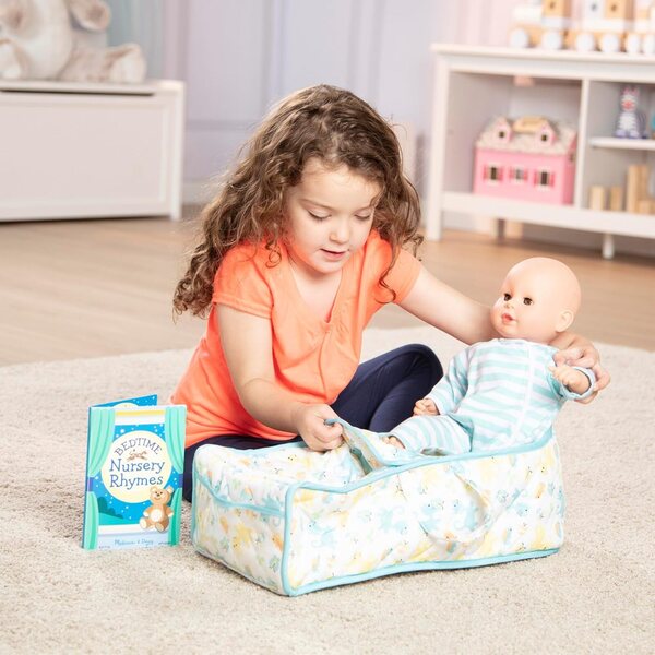 Draagbare stoffen wieg voor Melissa & Doug-poppen met rijmpjesboek en speelgoed