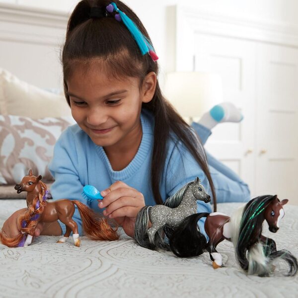 Breyer Horses Li'l Beauties Dusty – Apfelschimmelpferd mit kämmbarer Mähne und Schweif