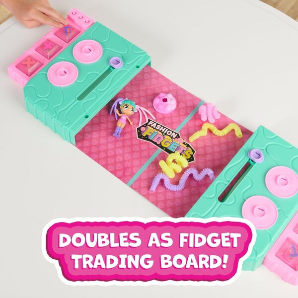 Fashion Fidgets Fashion Show-Spielset: 2-in-1-Laufsteg und Handelsbrett mit exklusiver Puppe