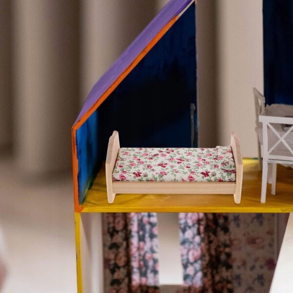 Letto in legno per bambole con biancheria colorata per case delle bambole