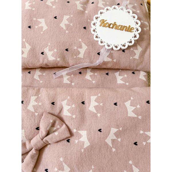 Komplettes Set aus Puppenbettwäsche aus rosa Stoff mit Box