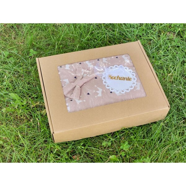 Komplettes Set aus Puppenbettwäsche aus rosa Stoff mit Box