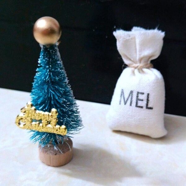 Casa in miniatura in legno con accessori per albero di Natale 16,5 x 8 cm