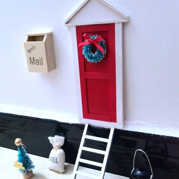 Casa in miniatura in legno con accessori per albero di Natale 16,5 x 8 cm