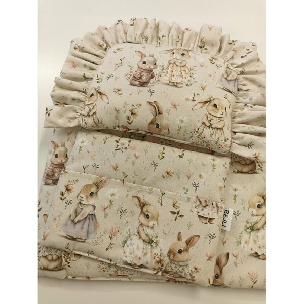 Holzbett für Puppen mit Häschen- und Blumenbettwäsche, natur