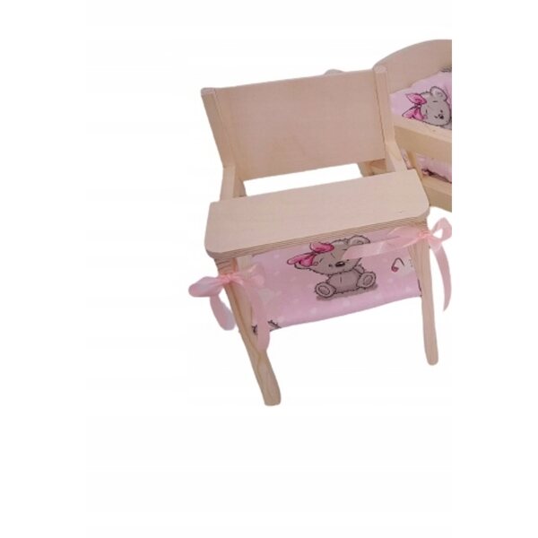 Eine Puppenkrippe aus Holz mit Dekokissen, ein funktionaler Hochstuhl für das Kinderzimmer