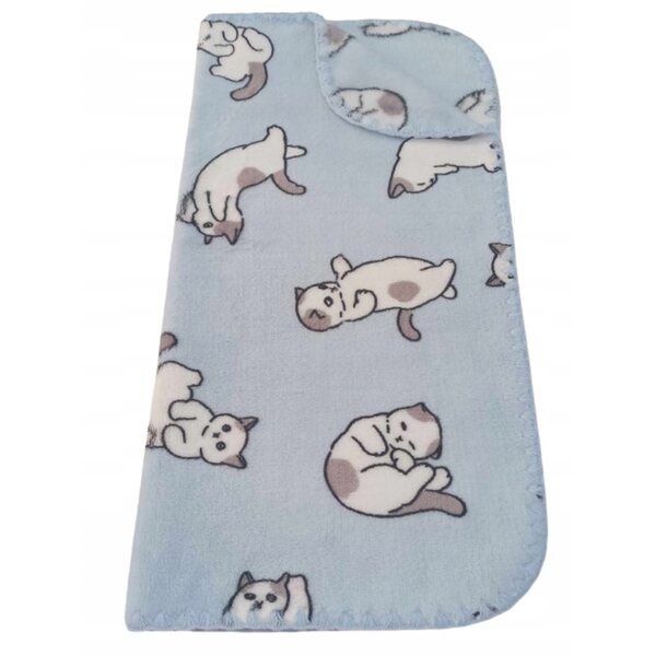 Eine flauschige doppelseitige Katzenpuppendecke – eine weiche und kuschelige Decke für ein Baby