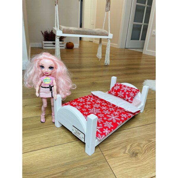 Letto in legno bianco per bambole con materasso e biancheria per giocattoli
