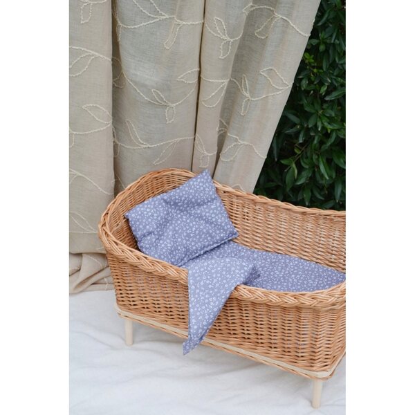 Letto in vimini per bambole naturale con tessuto grigio floreale per bambini